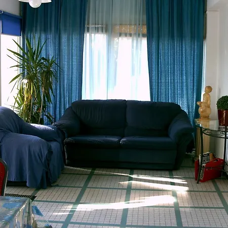 Azur Hotel *